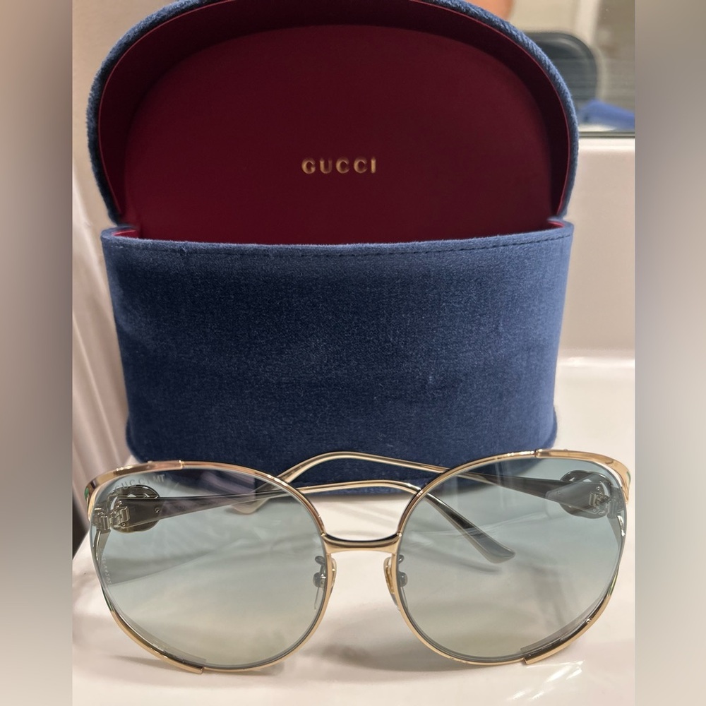 Gucci
63mm Gradient Oversize
Open Temple Round
Sunglasses - Picture 5 of 11